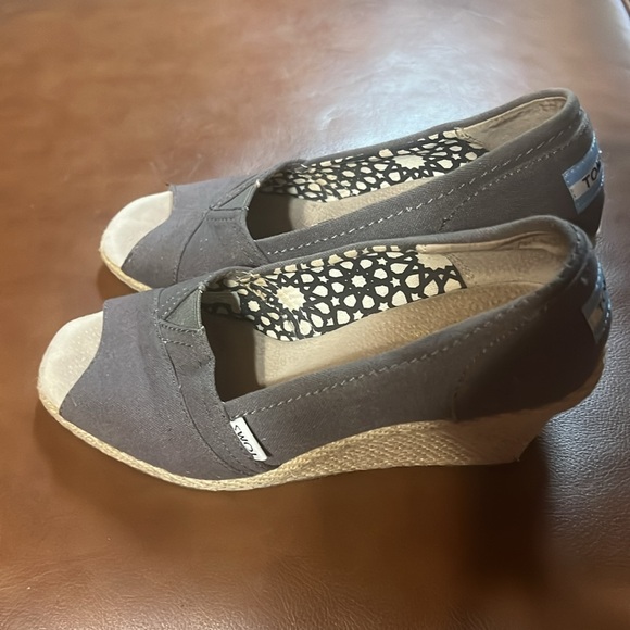 Tom’s Gray Wedge Sandals Perp Toe Size 7.5 - Picture 4 of 8
